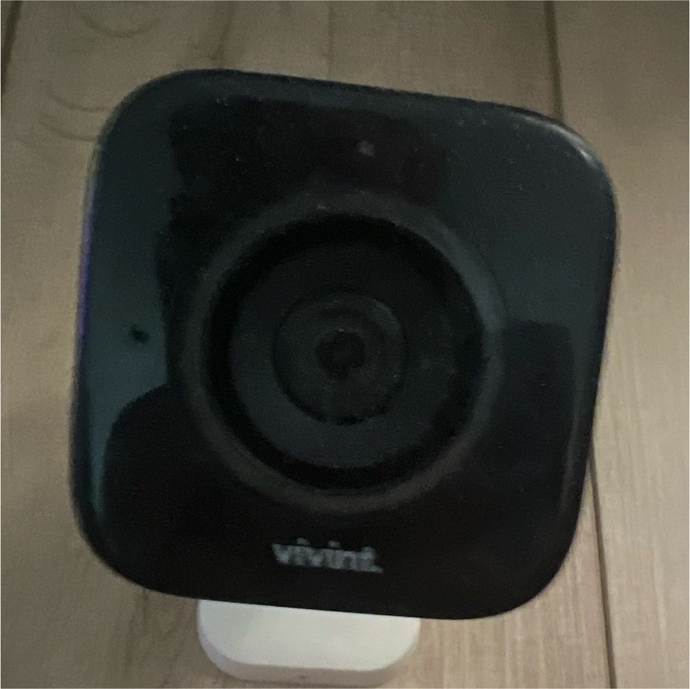 Vivint VS-ODC300WHT Outdoor Weatherproof Wi-Fi IP Camera 1080p White reset first