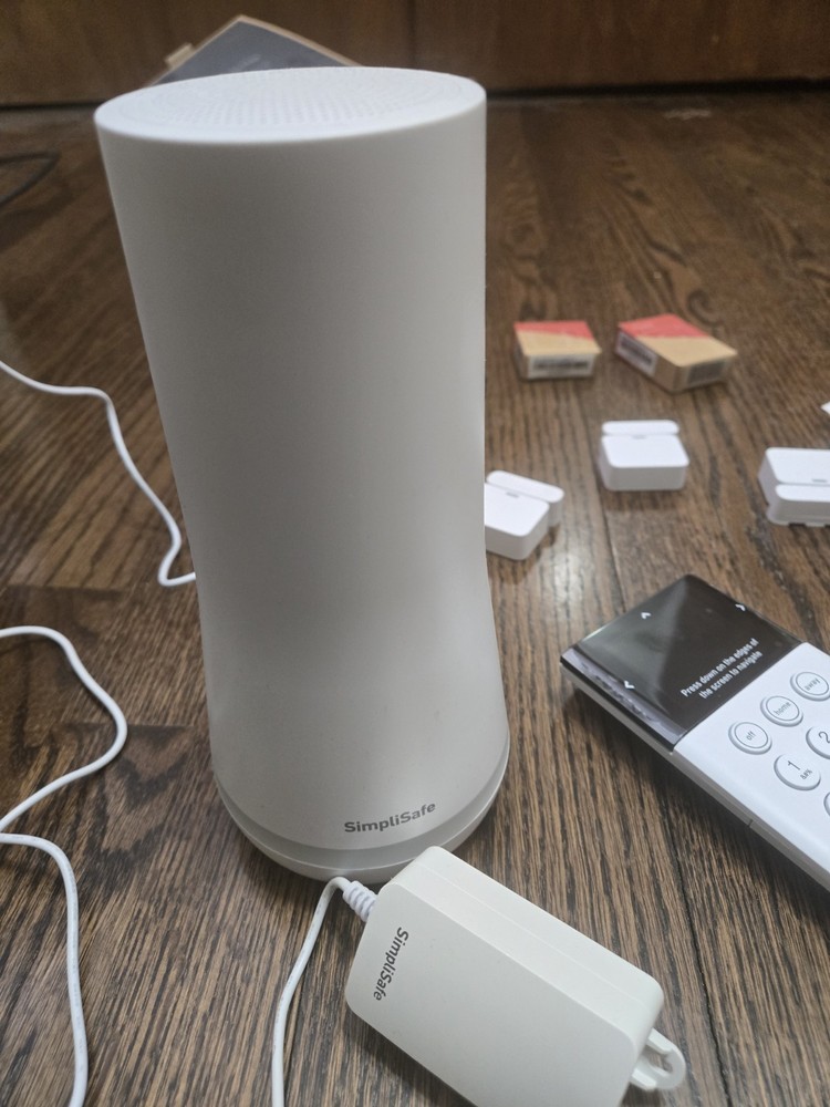[USED] SimpliSafe Home Security System 8 Piece Kit