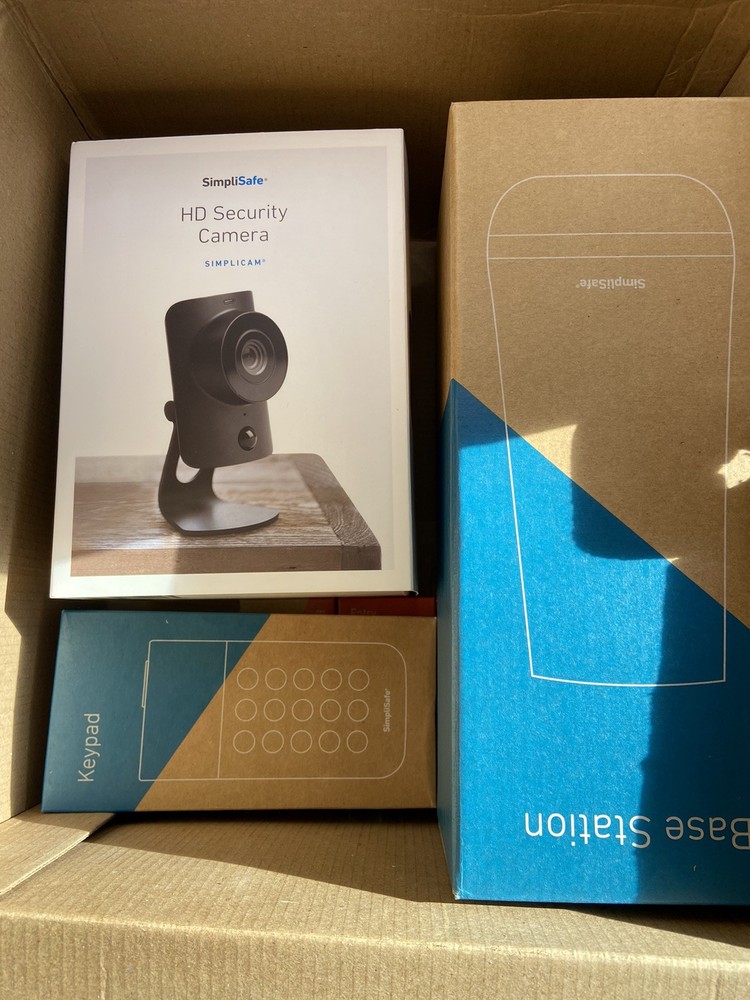 SimpliSafe SSCS3 10 Piece Security System With SSCM1 Camera